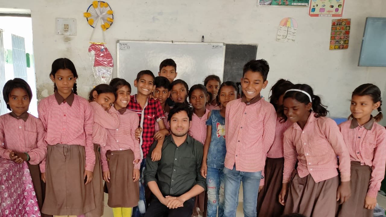 Shubham Kumar with students of Primary School Ukathi 21042023